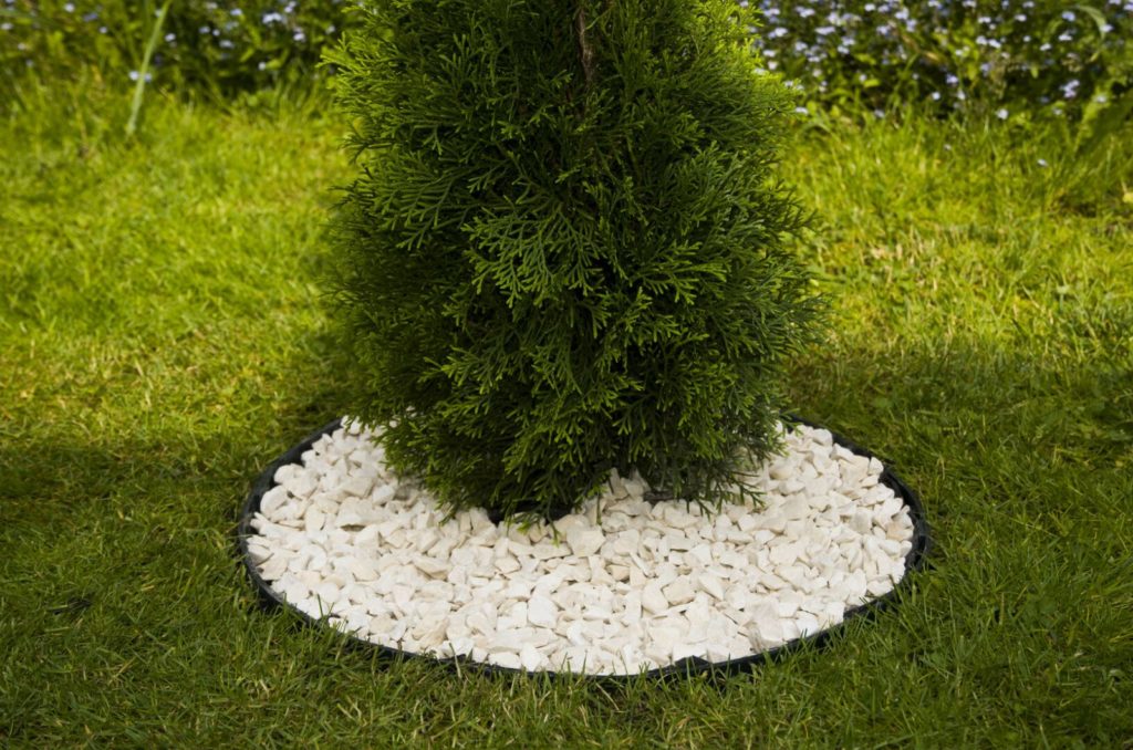 Plastový neviditelný obrubník na zahradu zakomponovaný přímo v trávníku